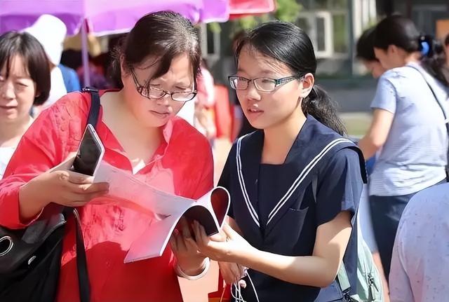 大学生票选本科“最水”专业，文科专业包揽前十，第一常年被吐槽  第1张