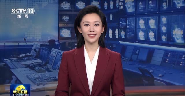 新港澳门免费资料长期公开_新闻联播首位90后主播一炮走红，生活照曝光颜值高，神似欧阳夏丹  第2张