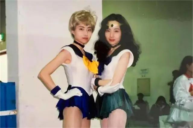 2024年新澳版资料正版图库_穿越时空：1995年Cosplay什么样？无美颜滤镜的美少女着实惊艳