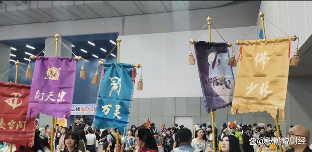 2024澳门精准正版资料,百人COS团硬控全场，漫展“显眼包”剑网3，活出了友商讨厌的样子